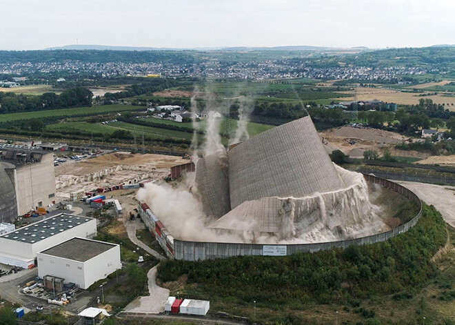 VIDEO: Vācijā uzspridzina atomelektrostacijas dzesēšanas torni