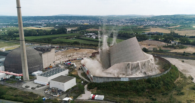 Mulhaimā ar kontrolētiem sprādzieniem tika demontēts atomelektrostacijas dzesēšanas tornis.