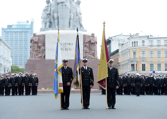 Pie Brīvības pieminekļa atzīmē Latvijas armijas Kara flotes simtgadi