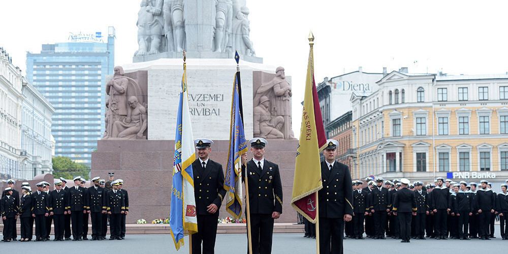 Латвийские и зарубежные моряки возложили цветы к памятнику Свободы в честь столетия военного флота Латвии