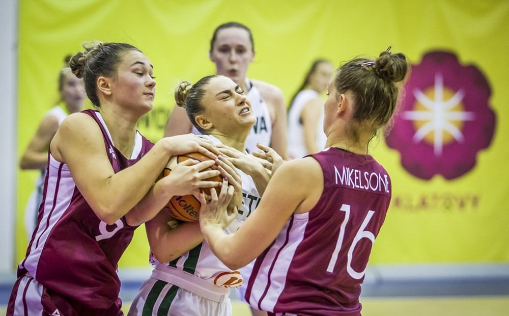 Latvijas U-20 basketbolistes Eiropas čempionāta pusfinālā par devīto vietu pārspēj Lietuvas izlasi