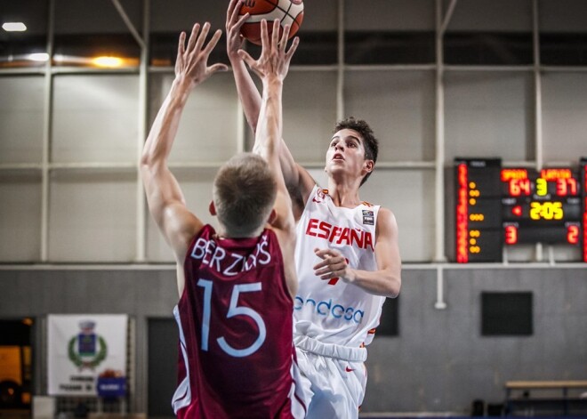 Latvijas U-16 basketbolistiem Eiropas čempionātā smaga sakāve pret Spānijas vienaudžiem