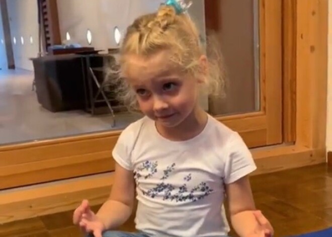 Видео: 5-летняя дочь Пугачевой и Галкина "ловит свет", занимаясь йогой