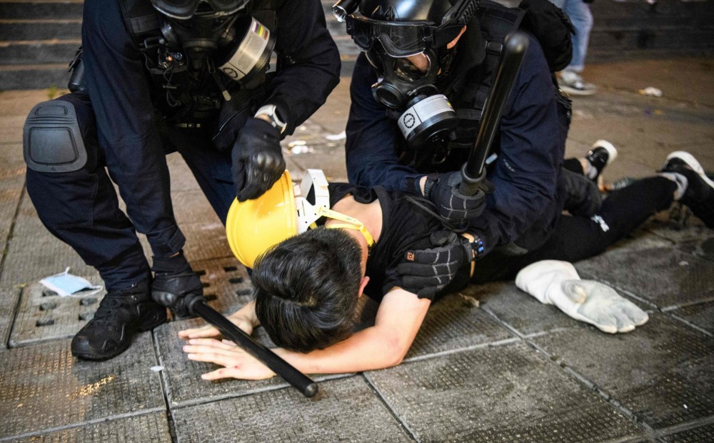 Honkongā izcēlušās protestētāju un policijas sadursmes
