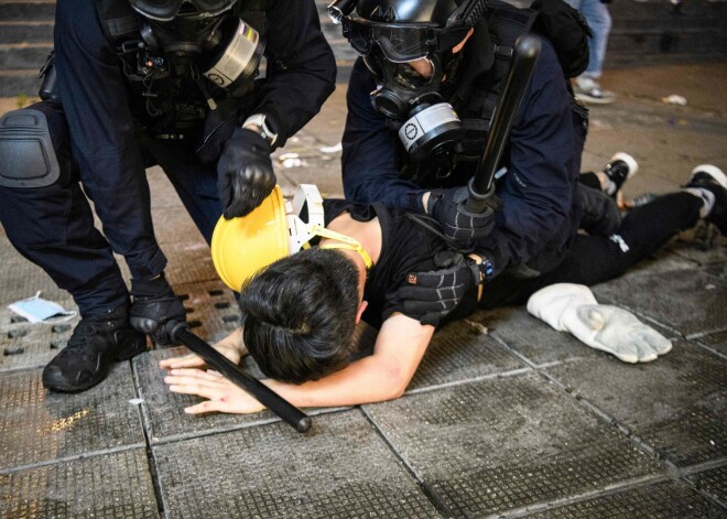 Honkongā izcēlušās protestētāju un policijas sadursmes