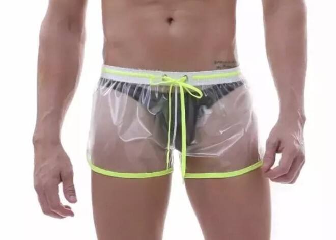 Голый тренд: в продажу поступили мужские прозрачные шорты из пластика