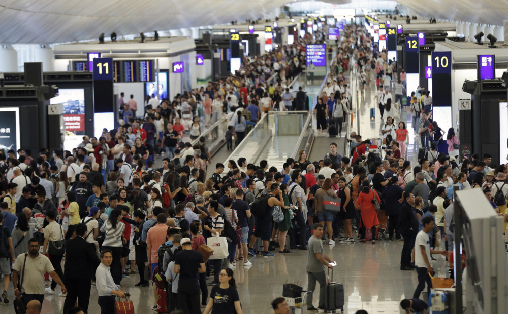Honkongas lidostā pulcējušies tūkstošiem protestētāju; atcelti izlidojošie reisi
