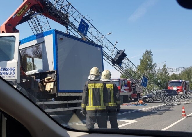 Triju mašīnu sadursmē Maskavas ielā pie Dārziņiem ir cietušais; satiksme atjaunota