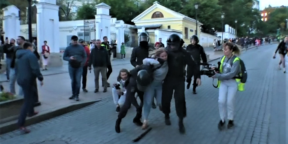 Krievijā izmeklē video, kurā redzams, kā policists bez iemesla sit sievieti