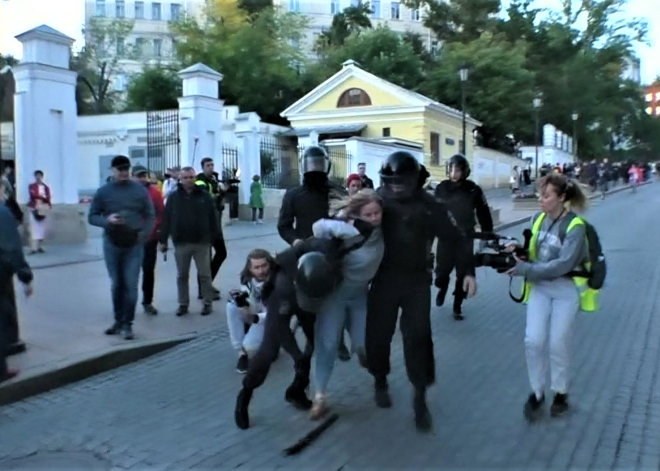 Krievijā izmeklē video, kurā redzams, kā policists bez iemesla sit sievieti