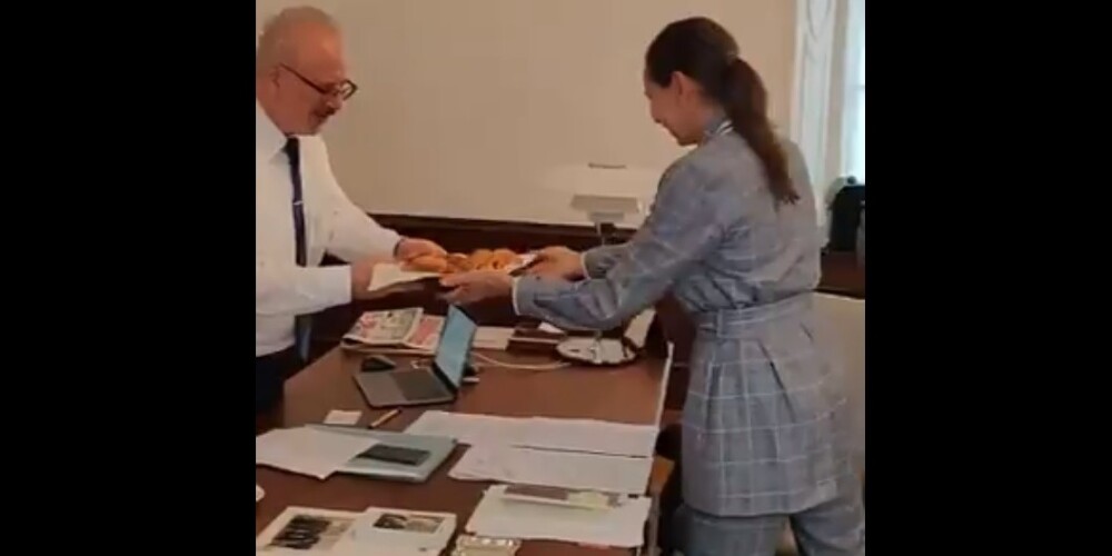 VIDEO: prezidenta kancelejas darbinieki Levitu ar torti sveic starptautiskajā kreiļu dienā