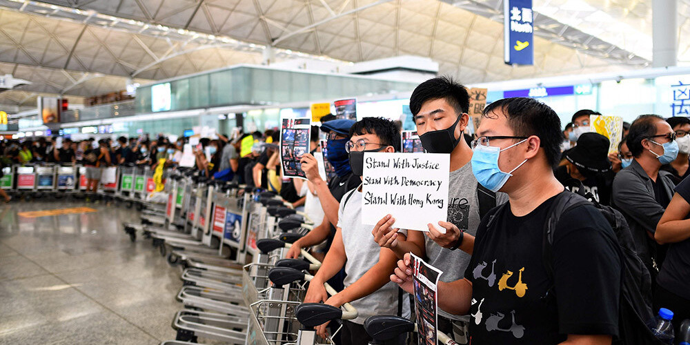 Honkongas lidostā atkal sapulcējušies tūkstošiem protestētāju