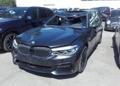 ФОТО: в тяжелом столкновении с лосем серьезно пострадал автомобиль BMW 5 серии
