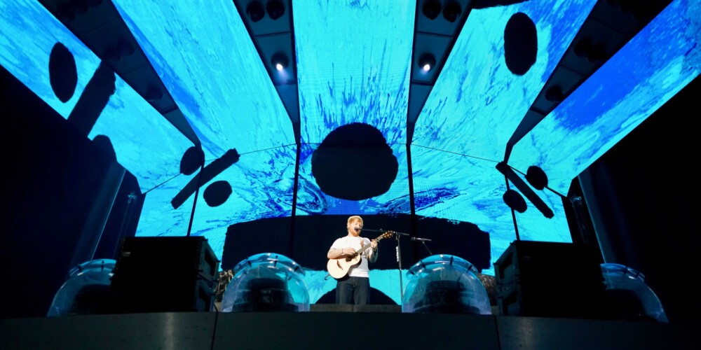 "Billboard": Eda Šīrana koncerta Rīgā biļešu ieņēmumi mērāmi vairākos miljonos eiro