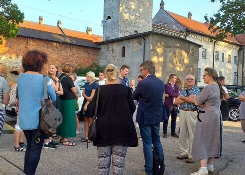 Kolkas iedzīvotāji pie Dundagas novada domes protestē pret Kolkas pagastveča atbrīvošanu no amata.