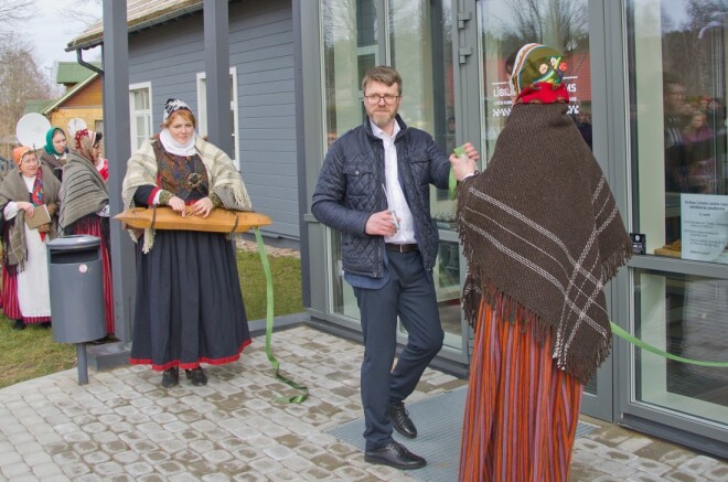 Kolkas pagasta pārvaldnieks Aldis Pinkens atklājot Līvu saieta namu Kolkā.