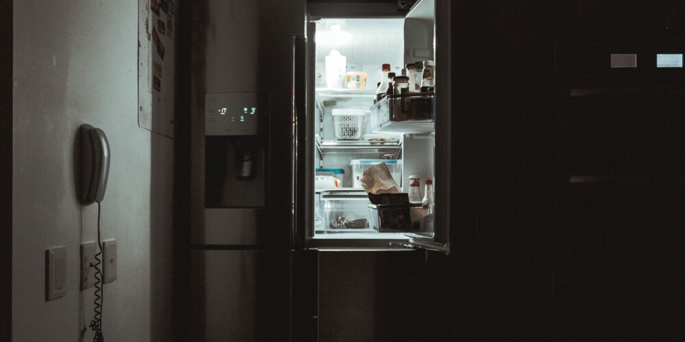 Deviņgadīga meitene mājās uziet svešinieku, kas ienācis virtuvē un netraucēti tukšo ledusskapja saturu