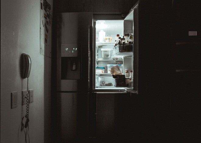 Deviņgadīga meitene mājās uziet svešinieku, kas ienācis virtuvē un netraucēti tukšo ledusskapja saturu