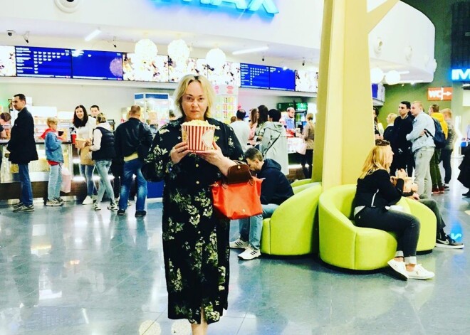 "Колхоз на выпасе": Ларису Гузееву высмеяли за ее наряд для похода в кино