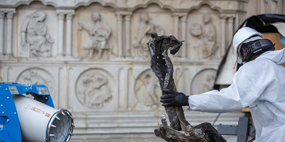 Strādnieki Parīzes Dievmātes katedrāles apkaimē sāk darbus svina aizvākšanai