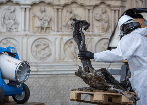 Strādnieki Parīzes Dievmātes katedrāles apkaimē sāk darbus svina aizvākšanai