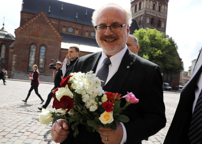 Absurda labirintos visus citus krievu medijus tomēr ir pārspējis portāls Vsja pravda (allpravda.info). Egila Levita ievēlēšanu par Latvijas Valsts prezidentu tas sagaidīja ar virsrakstu – Latvijas prezidents ir idejisks latviešu nacists no ebreju ģimenes. Te nu vairs pat nav ko piebilst…