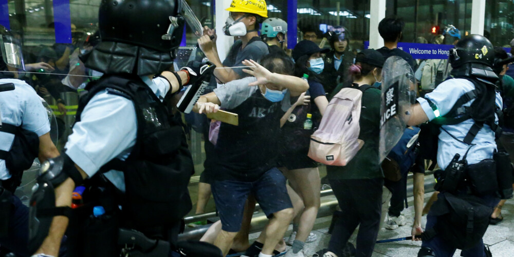 Policija Honkongā izmantojusi piparu gāzi pret protestētājiem pie lidostas