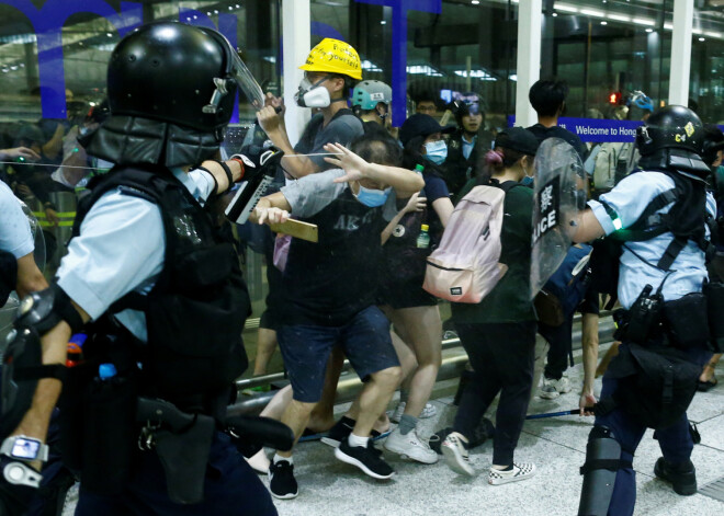 Policija Honkongā izmantojusi piparu gāzi pret protestētājiem pie lidostas