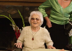 FOTO: aktieru saime 100 gadu jubilejā sveic vecāko latviešu aktrisi Elvīru Baldiņu