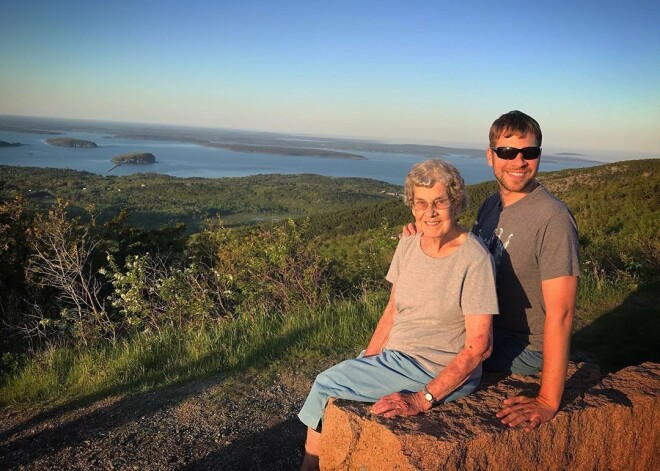 Бабушка никогда не видела ни океана, ни гор - и внук решил это исправить