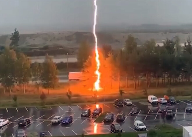 Video: aculiecinieks Tallinā nofilmē iespaidīgu zibens spērienu