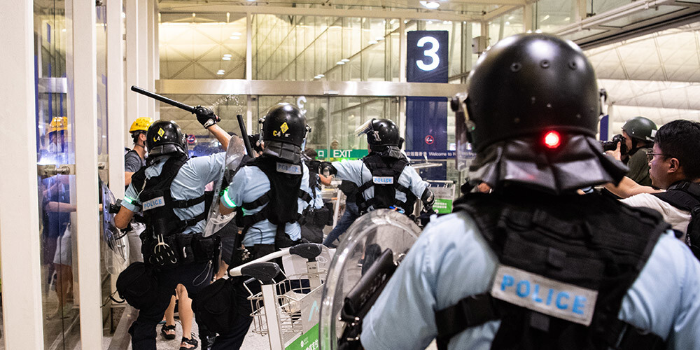 VIDEO: pēc brutālām protestētāju un policistu sadursmēm darbību atsākusi Honkongas lidosta