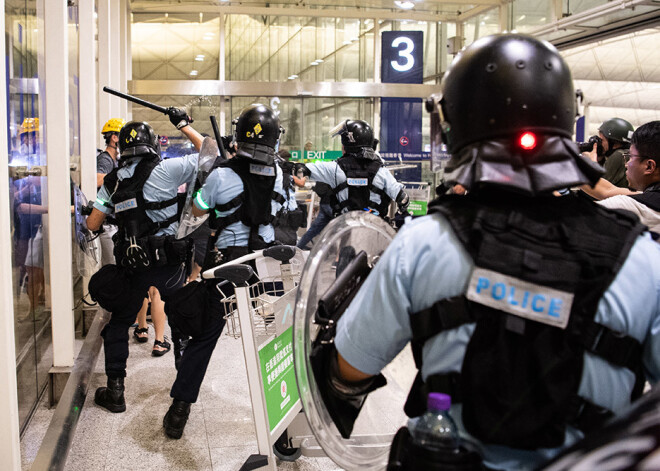 VIDEO: pēc brutālām protestētāju un policistu sadursmēm darbību atsākusi Honkongas lidosta