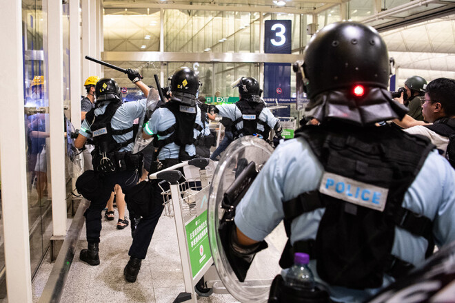 Pie lidostas izcēlās policistu un protestētāju sadursmes.