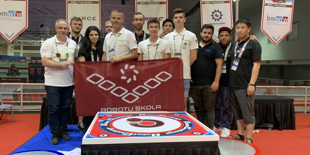 Latvijas robotu būvētāji uzvarējuši prestižajās RobotChallenge sacensībās Ķīnā