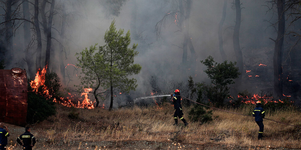 Grieķijas Evijas salā turpina plosīties plašs ugunsgrēks