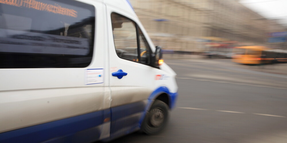 “Sirmgalve sēž uz grīdas, vadītājs kliedz” - aculiecinieci šokē incidents kādā Rīgas minibusā