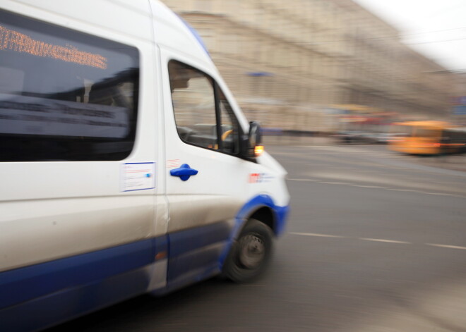 “Sirmgalve sēž uz grīdas, vadītājs kliedz” - aculiecinieci šokē incidents kādā Rīgas minibusā