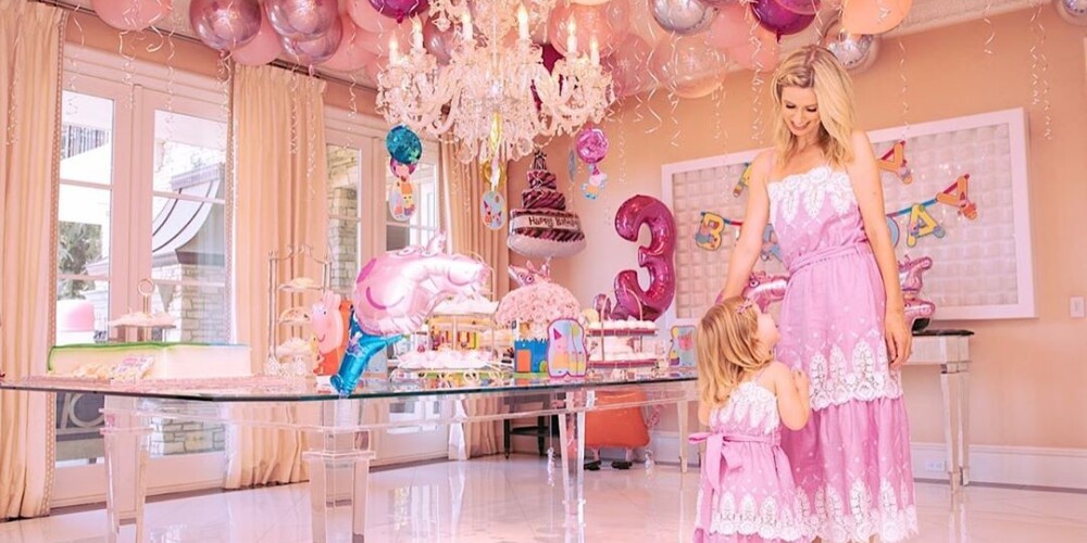 Nikija Hiltone savai trīs gadus vecajai meitai dzimšanas dienā sarīko tematisku cūciņas Pepas ballīti