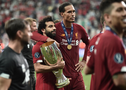 "Liverpool" futbolisti ar UEFA Superkausu.