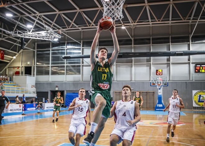 Latvijas U-16 basketbolisti kapitulē lietuviešiem un cīnīsies par vietas saglabāšanu elitē