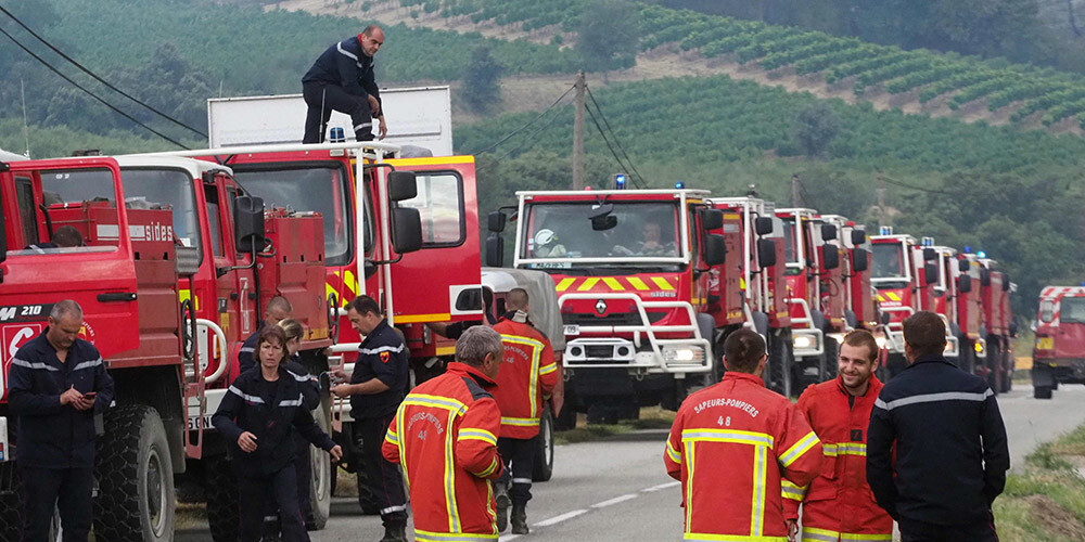 Ar mežu ugunsgrēku Francijas dienvidos cīnās 500 ugunsdzēsēju