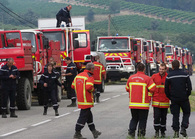 Ar mežu ugunsgrēku Francijas dienvidos cīnās 500 ugunsdzēsēju