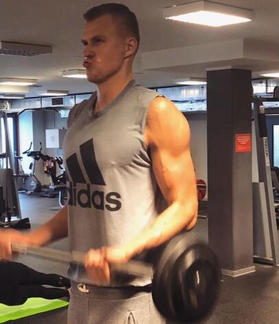 Kristaps Porzņģis cītīgi svīst svaru zālē.