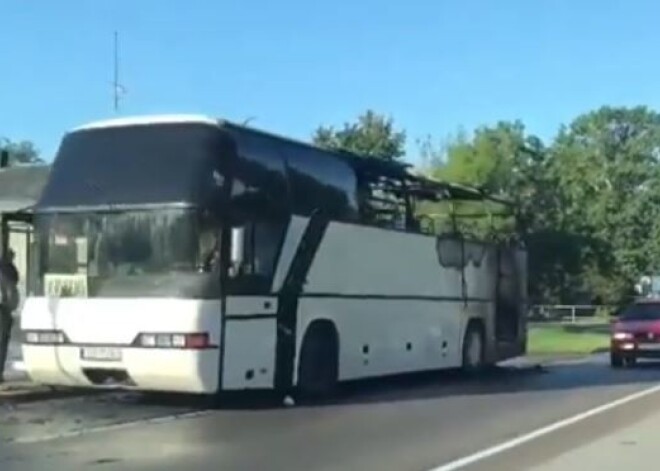 Alūksnē šorīt sadedzis 15 000 eiro vērts autobuss "Neoplan"