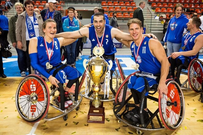 Kārlis (pa labi) spēlē basketbolu Vācijas komandā RSB Thuringia Bulls, kas šogad izcīnīja valsts čempionu titulu.