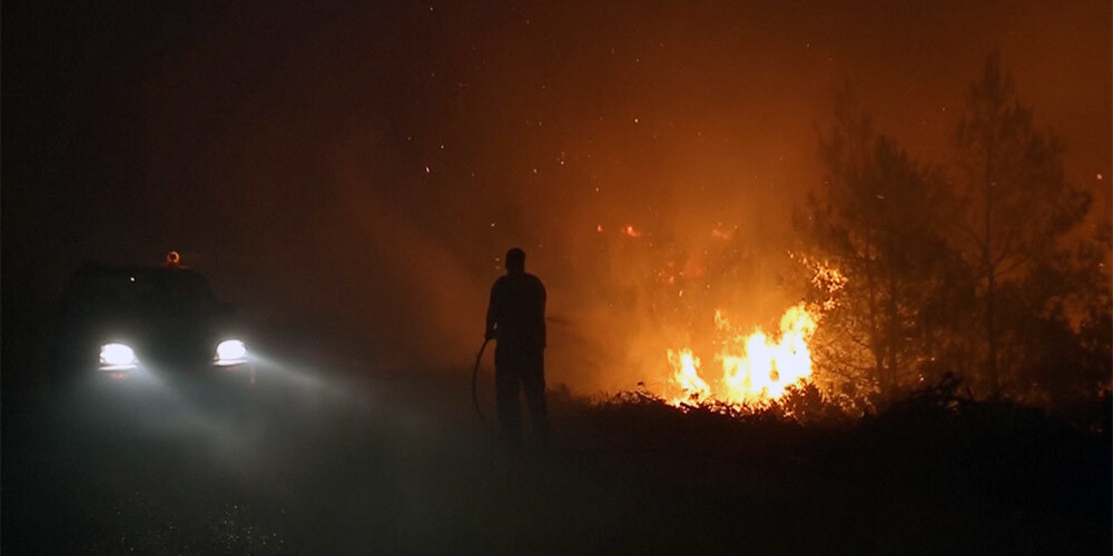 Grieķija uz Evijas salu cīņā ar liesmām nosūtījusi vēl 100 ugunsdzēsējus