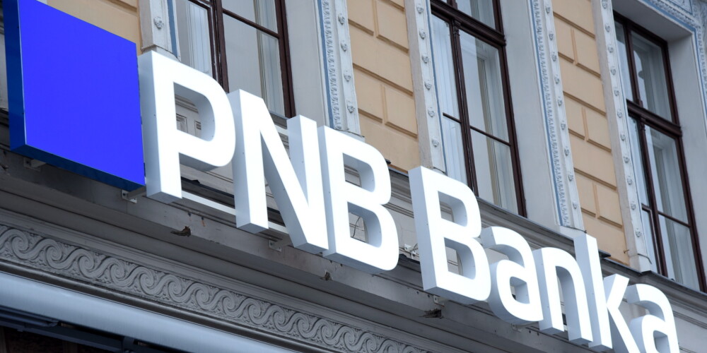 Apturēta "PNB bankas" darbība - pārtraukta finanšu pakalpojumu sniegšana, karšu un bankomātu darbība