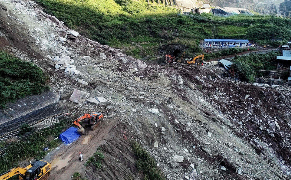 Gāzās akmeņi un dubļi - zemes nogruvumā Ķīnā pazuduši 17 remontstrādnieki