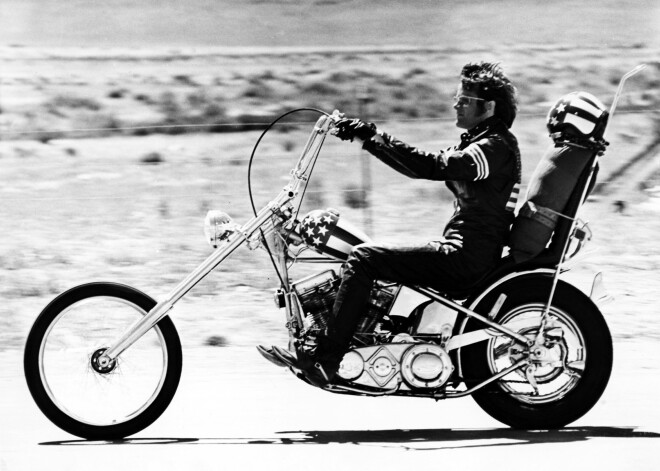 79 gadu vecumā miris kulta klasikas "Easy Rider" zvaigzne Pīters Fonda